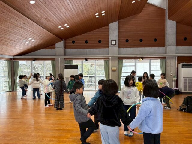 こんにちは、きっしーです！
先日1月24日から25日に開催した
『わんぱくキッズ』の活動報告です⛄️

初日は大雪に恵まれ、あたり一面が銀世界に❄️
雪が初めての子も多く、全身で雪の感触を楽しむ姿がとても印象的でした。

夜は昔遊びの「福笑い」に挑戦！
各班ごとに個性あふれるオカメさんが完成し、笑顔いっぱいの時間となりました😊

2日目は節分のお話を聞いたあと、鬼のマグネット作り👹
種や木の枝など、山の素材をたっぷり使って、世界にひとつだけの素敵な作品が出来上がりました💮
その後は、みんなで焼き芋体験🍠
新聞紙とアルミホイルで丁寧に包み、焚き火の中へ🔥
火のあたたかさを感じながら、じっくり焼き上げました。
みんなで食べる焼き芋は、やっぱり格別でしたね💕

雪の中、送迎にご協力いただいた保護者の皆さま、本当にありがとうございました。
また北山少年自然の家で、元気なみんなに会えるのを楽しみにしています☺️⛄️⁡
⁡
 #佐賀県北山少年自然の家 
 #北山少年自然の家
 #黒髪少年自然の家
 #波戸岬少年自然の家 
 #自然体験活動