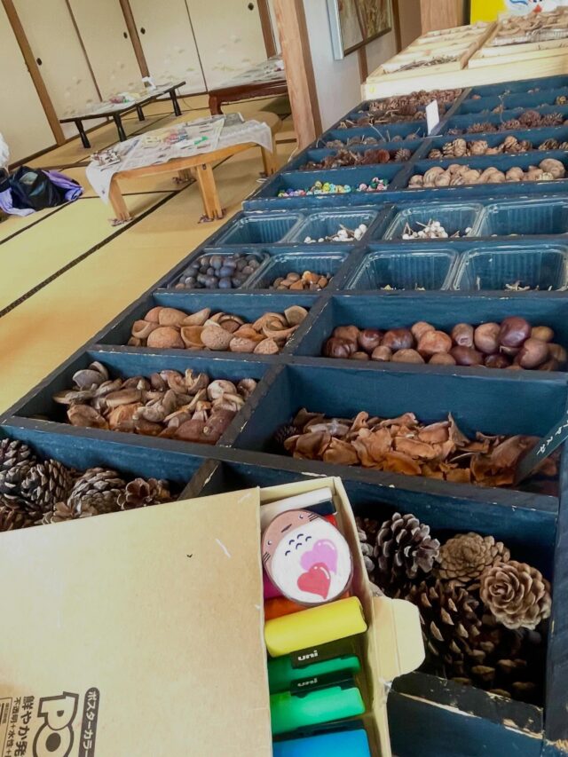 今日は柳川市の『ぼたもっつぁん』さんにて
出前講座行っております✨

オリジナルのフォトフレーム作りを
行っております♪

お近くの方はぜひ
遊びに来てください✨

#北山少年自然の家
#出前講座
#フォトフレーム作り
#きのみ工作
#どんぐり