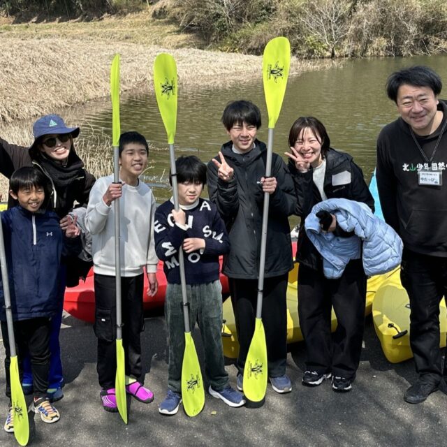 🌊🚣‍♀️【カヌー親子体験教室 開催しました！】🚣‍♂️🌊

こんにちわ！！ゆたっぴーです。

3月20日（金・祝）に
『カヌー親子体験教室』を開催しました！🌸

当日は天候にも恵まれ、午前・午後ともにたくさんの親子の皆さんにご参加いただきました✨

初めてカヌーに挑戦する方も多く、最初はドキドキした様子でしたが、
時間が経つにつれて息もぴったり！

親子で声をかけ合いながらパドルをこぎ、
水の上を進む楽しさや達成感をたくさん感じていただけた様子でした🚣‍♀️✨

笑顔いっぱいの時間となり、
春の自然の中で素敵な思い出づくりのお手伝いができたことを嬉しく思います🌿

ご参加いただいた皆さま、ありがとうございました！

またのご参加をお待ちしております😊

#カヌー体験 #親子イベント #自然体験 #アウトドア #佐賀イベント #春の思い出 #ゆたっぴー