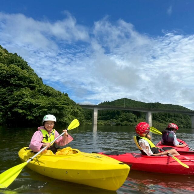 【親子で泊まるカヌー教室を開催しました！🚣‍♀️✨】

６月６日～７日の２日間、「親子で泊まるカヌー教室」を開催しました。

初日は嘉瀬川ダムでカヌー体験。親子で力を合わせてパドルを操作し、水上散歩を楽しみました。夜はデザートタイムや蛍鑑賞を行い、北山の豊かな自然を満喫しました。

２日目も爽やかな天候？？の中でカヌー体験を実施。参加された皆さんは、初日よりも上達した様子で、笑顔いっぱいに湖上での活動を楽しんでいました。

ご参加いただいた皆さま、ありがとうございました！
また北山少年自然の家でお会いできることを楽しみにしています😊

#北山少年自然の家
#カヌー教室
#親子体験
#自然体験
#嘉瀬川ダム
#佐賀県
#アウトドア
#親子の思い出