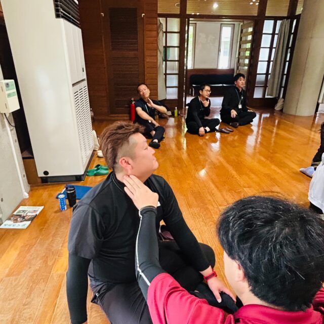【熱中症対策セミナーを開催しました】

昨日、北山少年自然の家において「熱中症対策セミナー」を開催しました。

座学では、大塚製薬株式会社 九州第一支店佐賀出張所 営業課の松谷哲平様を講師にお迎えし、熱中症の基礎知識や予防のポイント、水分・塩分補給の重要性について分かりやすくご講話いただきました。

実践では、佐賀県危機管理防災課の森田徹様より、熱中症発生時の対応や応急処置についてご指導いただき、参加者全員で理解を深めました。

これから本格的な暑さを迎えます。利用者の皆さまに安全で安心な体験活動を提供できるよう、職員一同、熱中症対策に努めてまいります。

ご指導いただいた講師の皆さま、誠にありがとうございました。

#佐賀県北山少年自然の家
#北山少年自然の家
#熱中症対策
#安全管理
#自然体験
#研修
#佐賀県
#大塚製薬
#危機管理防災課