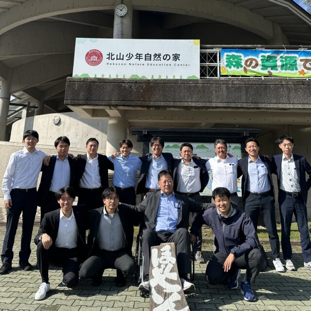 みなさんこんにちは！

北山少年自然の家です😊🌿

※利用者様の許可を得て掲載しています。

10月13日～14日（1泊2日）の日程で、**古野電気株式会社の皆さん（13名）**に、社内研修でご利用いただきました！

研修だけでなく、バレーボールなどのレクリエーションにも取り組まれ、皆さん元気いっぱいに体を動かして汗を流されていました！🏐✨

普段の仕事とはひと味違う環境の中で、笑顔や歓声があふれ、社員の皆さんの交流も深まったのではないでしょうか😊🙌

自然豊かな北山での時間が、皆さんにとってリフレッシュと親睦を深める良い機会となっていれば幸いです🌳🍃

古野電気株式会社の皆さん、ご利用ありがとうございました！

またのお越しを、職員一同心よりお待ちしております！😊✨

#北山少年自然の家
#古野電気株式会社
#社内研修
#企業研修
#チームビルディング
#レクリエーション
#バレーボール
#リフレッシュ
#仲間との時間
#佐賀県
#自然の中でリフレッシュ
#また来てください