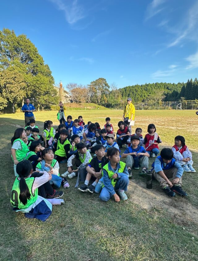 こんばんは！たかちゃんです。
10月17日〜18日に開催致しました
【わんぱく運動会】のご報告です。

1日目、各班の旗作りを作成。各班とも思い思いの旗を作ってました。
夜はアートクラフトを作成し、みんなのデザイン力に私たち職員も勉強になりました。😄

2日目、運動会は曇りのち雨から晴天になりました。😀
初めに選手代表による選手宣誓が行われ競技がスタート！
松ぼっくり玉入れ、レク走、借物競争、竹パイプラインと4つの競技をやりぬき最後は5種目のチーム対抗リレー！！
追い越したり追い返されと最後のアンカーまでどこのチームがゴールするのかわからない接戦となりました。😆
子ども達も暑い中、全力で運動会に取組んでくれた事を職員一同感謝しております。
また、令和9年度の【わんぱく運動会】でお会いできる事を楽しみにしております！😊

#北山少年自然の家 
#黒髪少年自然の家 
#波戸岬少年自然の家 
#イベント 
#体験活動